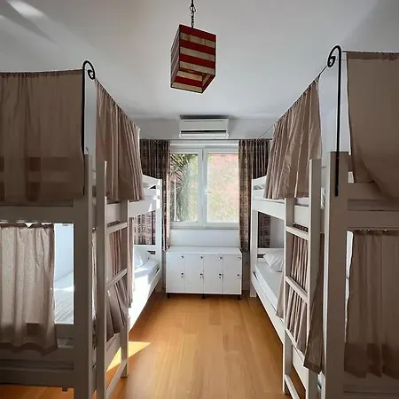 Хостел Trip'n'hostel Chill Zone Тирана
