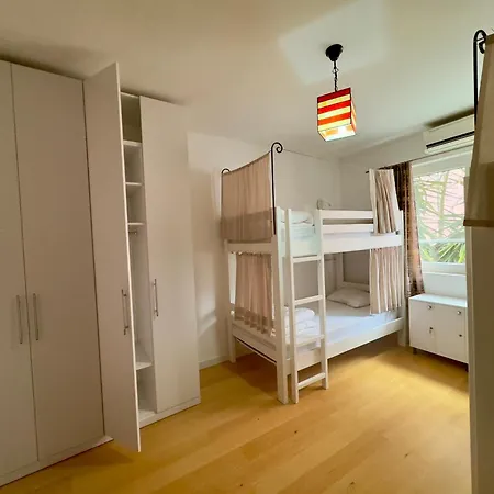 Trip'n'hostel Chill Zone Хостел Тирана