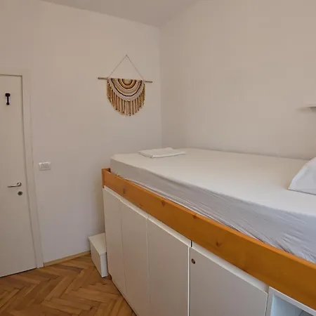 Trip'n'hostel Chill Zone Хостел Тирана