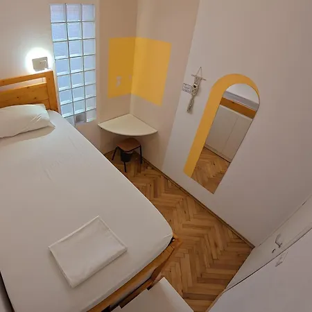 Trip'n'hostel Chill Zone Хостел Тирана